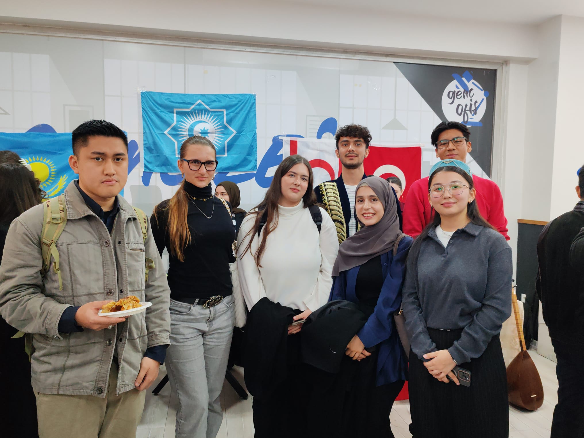 Dünya Türk Dili Ailesi Günü öğrenciler.jpeg (264 KB)