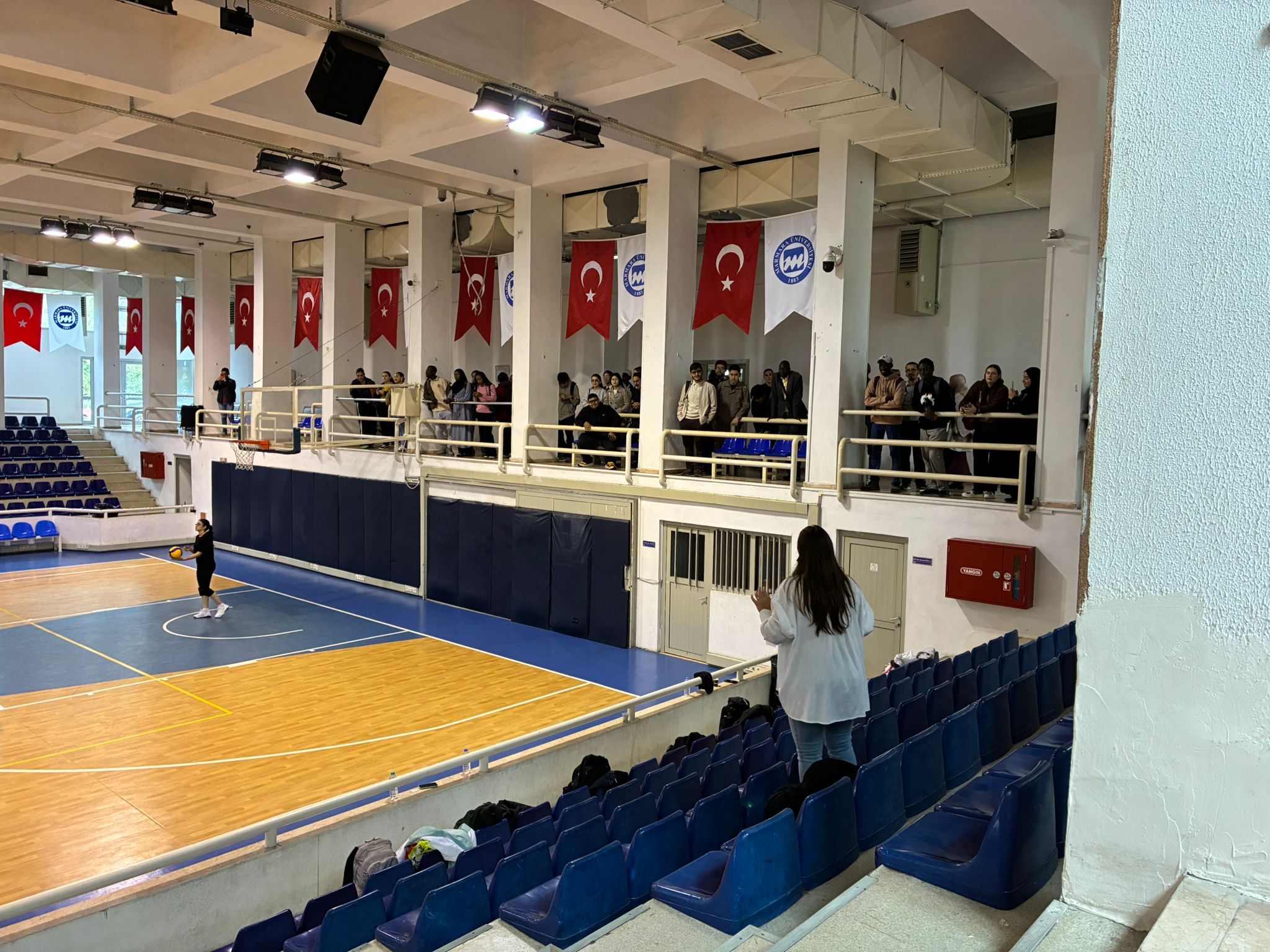 Spor Salonunda tanıtım.jpeg (482 KB)